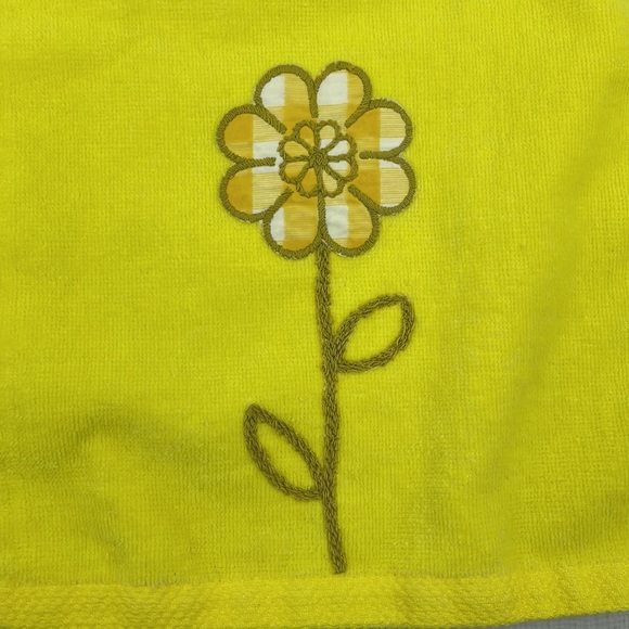 Vintage 70’s yellow plaid embroidered daisy hand towels by The Avanti - Picture 5 of 8